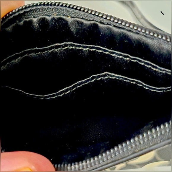 COACH Black and White Signature Wristlet, RARE. EUC - Picture 5 of 6